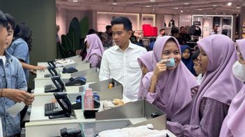 Gibran invite les enfants des orphelinats à faire du shopping à Blok M Plaza avant l'Eid al-Fitr