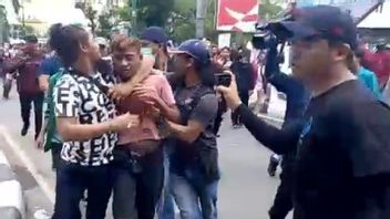 携带匕首刀的抗议者拒绝马塔兰的燃油价格上涨被警方逮捕