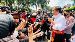 Blusukan Cek Harga Minyak Goreng, Bawang Merah dan Putih, Jokowi Puji Pemda Pontianak yang Baik Tangani Inflasi