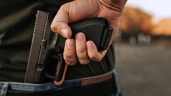 Jalous à voir sa petite amie rencontrer un ex-homme armé avec feu dans une palmarée d’une balle chaude, 1 homme a tiré sur le coup de pied