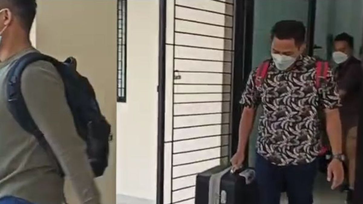 KPK调查人员在Unila医学院之后携带2个手提箱