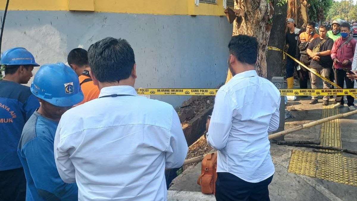 The Forensic Team Of The National Police Hospital Checks The Findings Of Head And Human Bone Skulls Found In Waterways