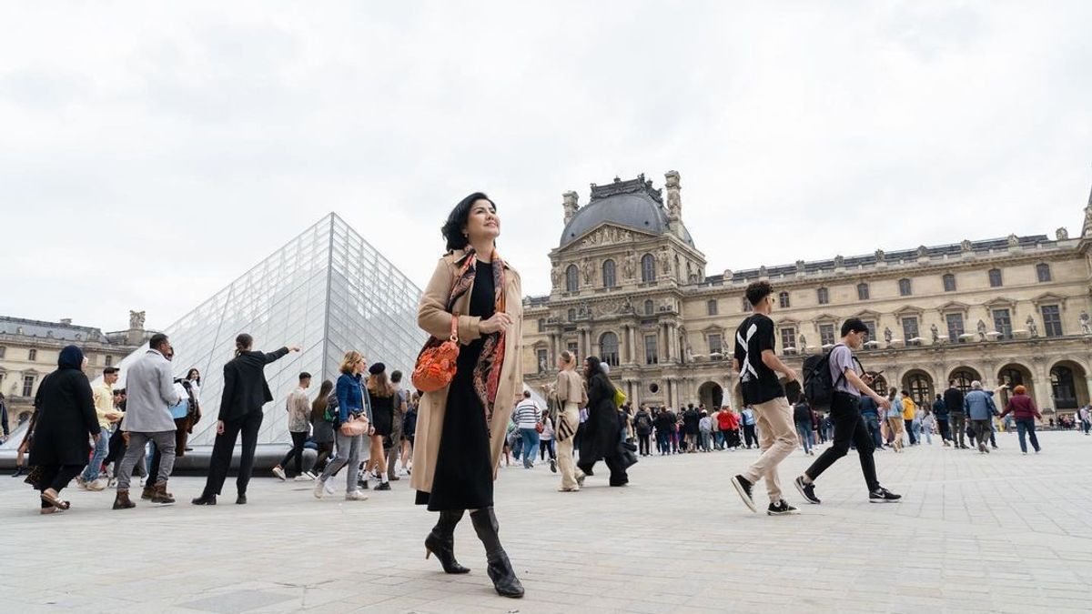 Desiree Tarigan Proves That She Can Succeed Without Hotma Sitompul, Travels Around Paris Happily