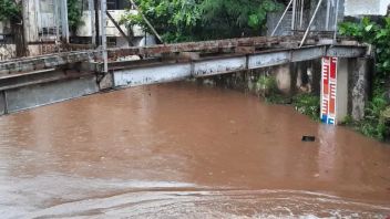 Krukut River overflowed, 2 Neighborhood Associations in East Cilandak flooded up to 1.6 meters