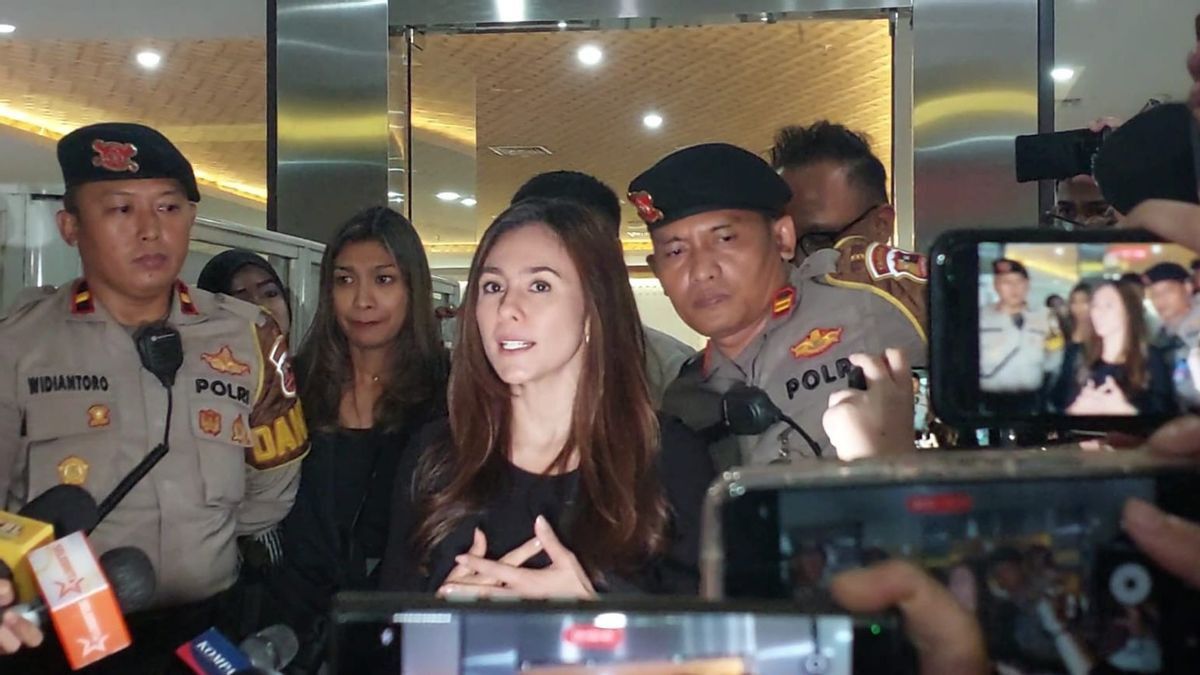 Diperiksa hingga Selasa Malam, Wulan Guritno Dicecar 42 Pertanyaan Terkait Promosi Judi <i>Online</i>