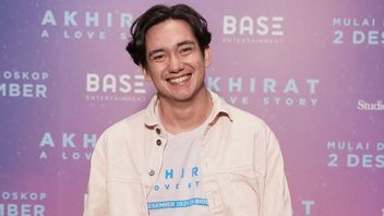 Begini Reaksi Istri Adipati Dolken soal Adegan Ciuman Suaminya dengan Della Dartyan di Film <i>Akhirat: A Love Story</i>