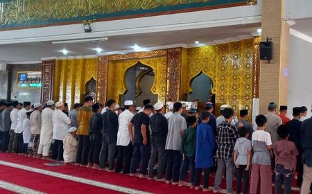 Gerhana Matahari Hibrida, Warga Bengkulu Gelar Salat Berjamaah di Masjid Raya Baitulizzah