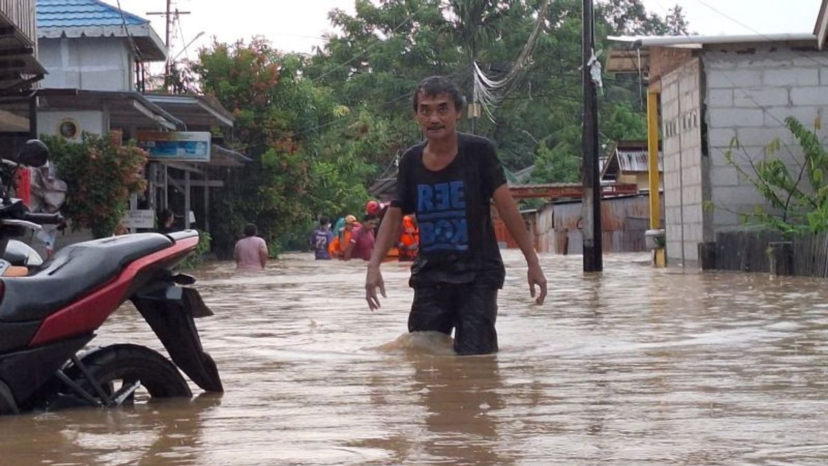 Balikpapan Surrounded By Floods, Capai Height 1.5 Meters