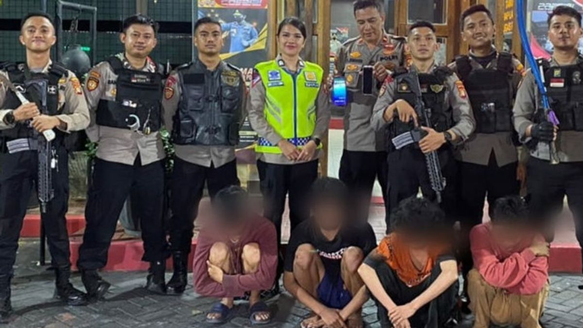 Four Teenagers With Sickle Sajam Arrested By Police In The Kebon Jeruk Area