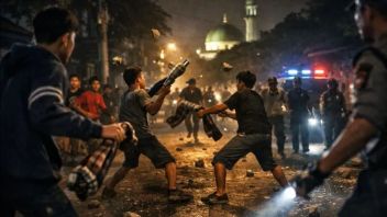 Les habitants de Lerai Perang Sarung à Kersamanah Garut, la police a participé à la main