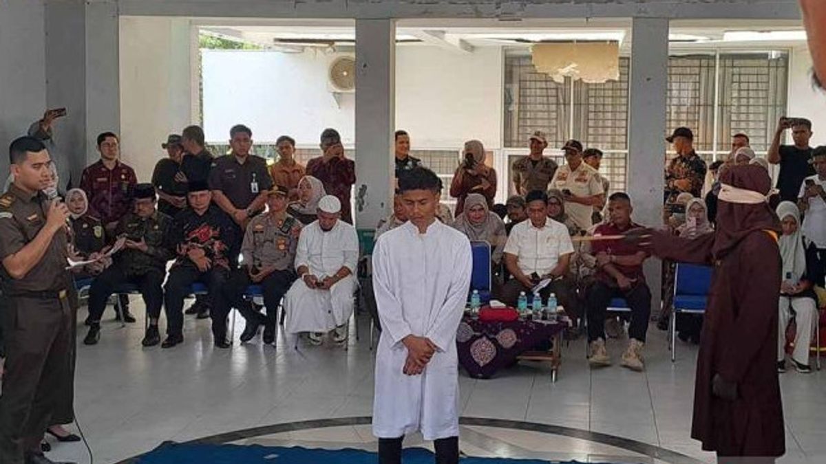 Involved In Same-Sex Relationships, 2 Men Sentenced To Cambuk In Banda Aceh