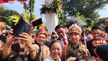 Gibran Sapa And Take A Photo With Invited Guests At The Merdeka Palace