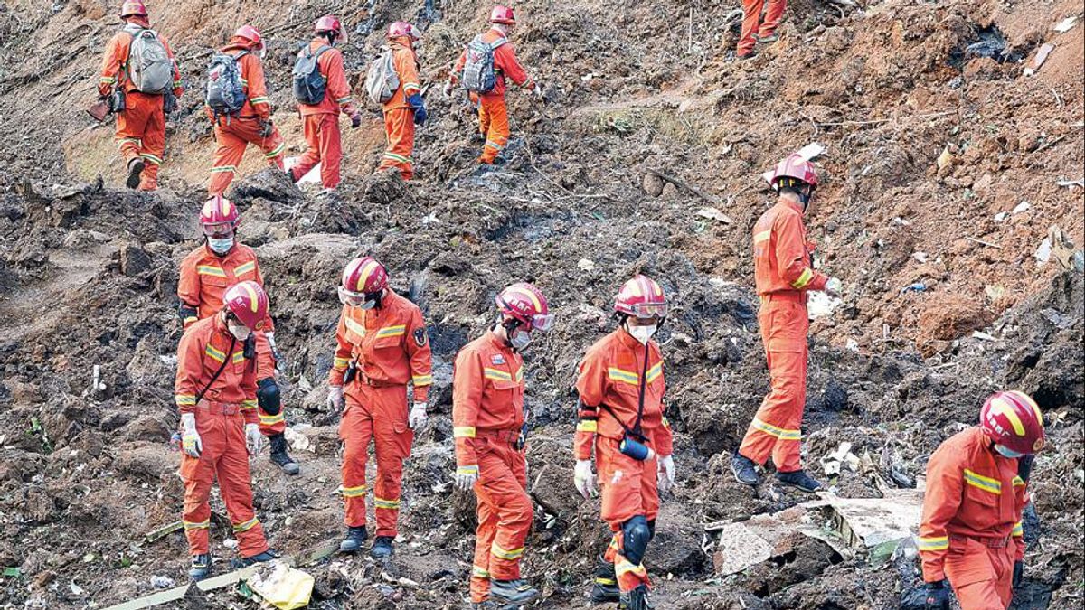 فريق الإنقاذ يواصل البحث عن ضحايا شركة طيران شرق الصين ، سبب الحادث غير واضح
