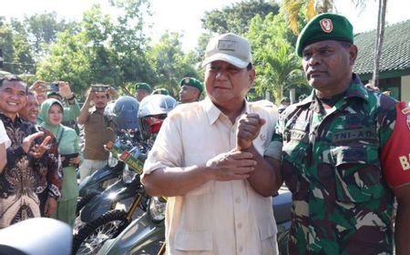 Menhan Prabowo Serahkan Motor Operasional Babinsa di Sumbawa