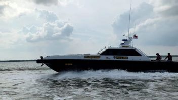 见廖乌警察巡逻队， 这艘悬挂马来西亚国旗的船被鲁莽的气体击中， 冲破红树林森林， 显然...
