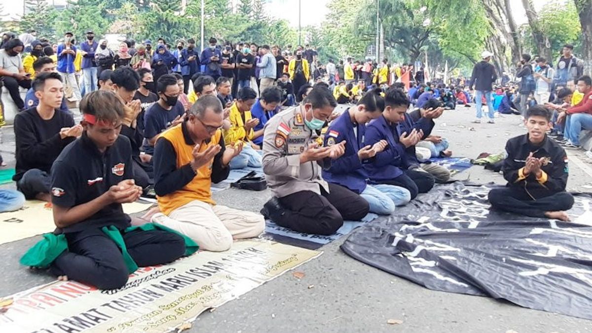 Banjarmasin警察局长在示威游行中向学生祈祷，以拒绝创造就业法