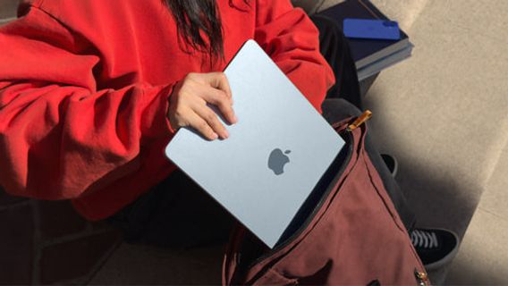 MacBook Air M4 avec une sélection de couleur bleu du ciel