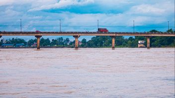 ネパールの洪水と地すべりにより10人が死亡し、7人が行方不明になった。