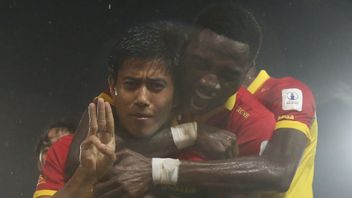 进球并展示缅甸军事反政变的象征， 这个足球运动员被禁赛