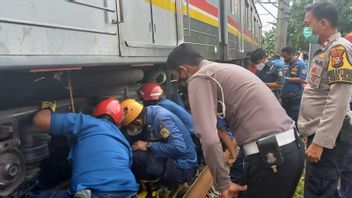 C’est Magique, La Moto Ne Veut Pas S’arrêter En Traversant La Porte De Train Barrée, Le Pilote Est En Sécurité