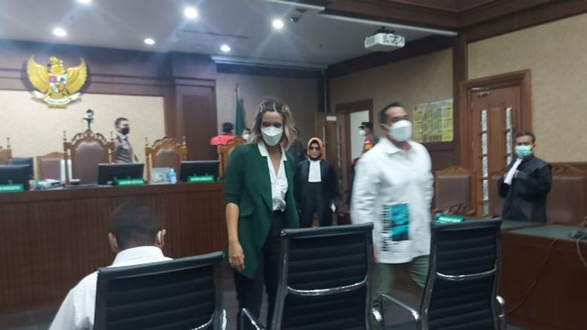 Judge's Decision Is More Severe Than Prosecutors' Demands, Nia Ramadhani And Ardi Bakrie Sentenced To 1 Year In Prison