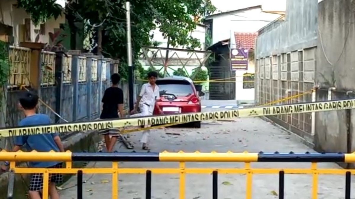 Strong Winds, Two Mampang Gymnasium Workers Killed By A Wall
