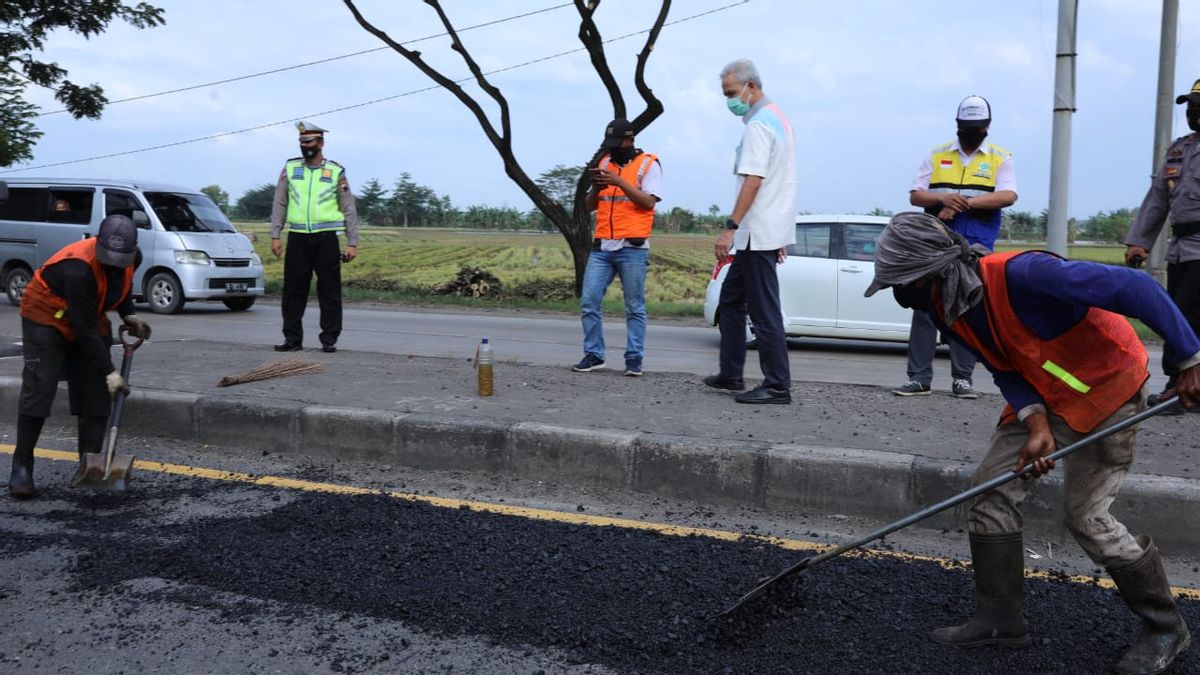 Ganjar Vérifie L’état De La Route Pantura Qui Est Sujette Aux Inondations