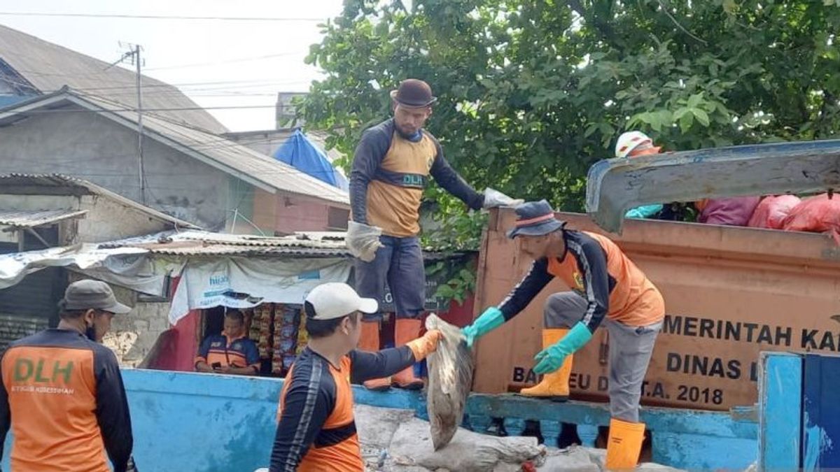 Tumpukan Sampah Setinggi 2 Meter di Bojonggede Mulai Diangkut