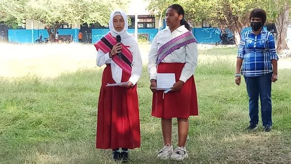 Meeting Regent Korinus Masneno, Elementary School Student In Kupang Complains About Damaged Roads And Lack Of Teachers