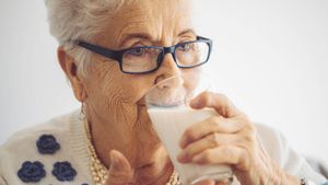 Tren Susu Lansia Terus Meningkat, Ini Pentingnya untuk Kesehatan Otot dan Tulang