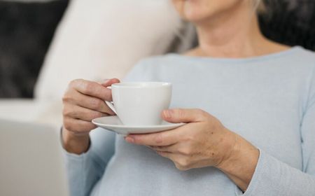 Bolehkah Lansia Minum Kopi? Ada Dampak Baik dan Buruk yang Mengintai