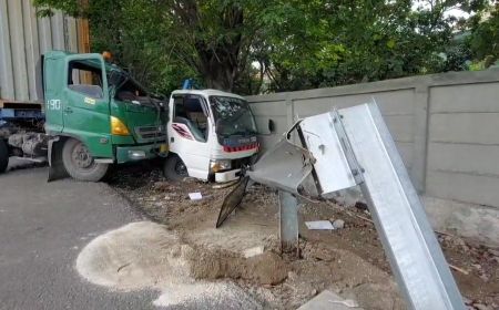 Sopir Mengantuk, Truk Trailer Sundul Kontainer di Pinggir Tol JORR Cakung