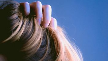 7 عادات غير مقصودة تسبب قشرة الرأس