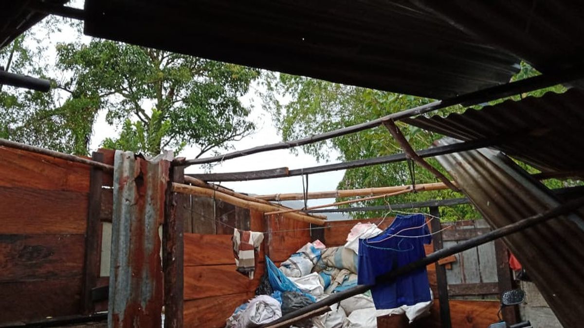 اعصار ضرب تابانولي شمال سومطرة ، وعشرات المنازل التالفة ، القطب الكهربائي أسفل