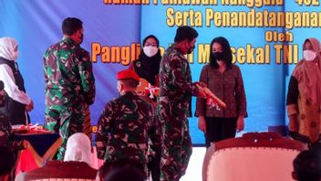 Army Commander Hands Over House To KRI Nanggala Crew Heirs 402