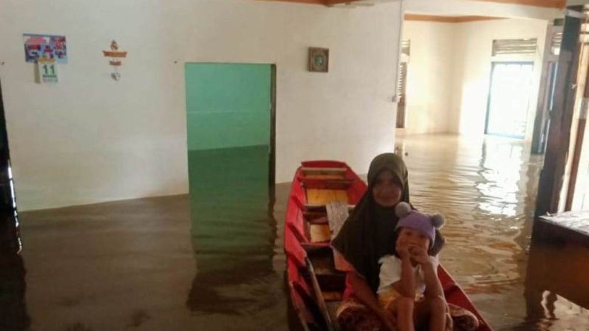 Floods Still Soak On The West Kalimantan Beach, Water Levels Are Capai Half House