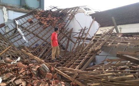 Hujan Terjang Jember, Aula Disnaker Ambruk, 2 Mesin Pengolah Kopi Karya Disabilitas Hancur