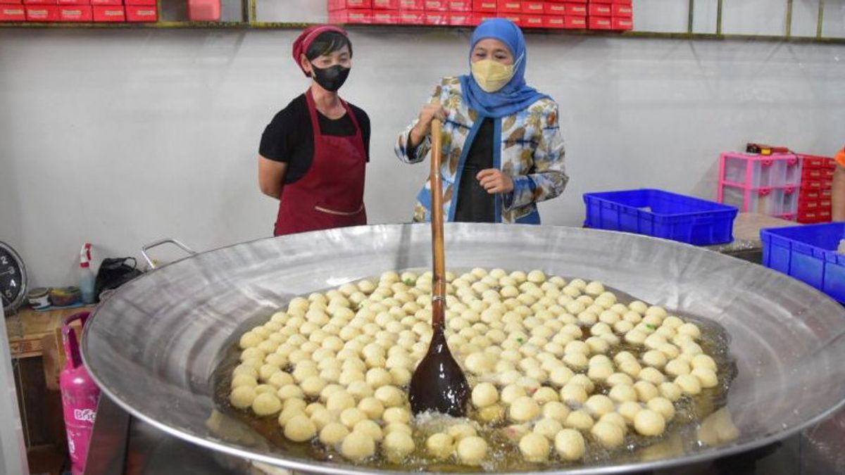 Visit Onde-onde Producers In Mojokerto, Governor Khofifah Encourages The Implementation Of Food Technology