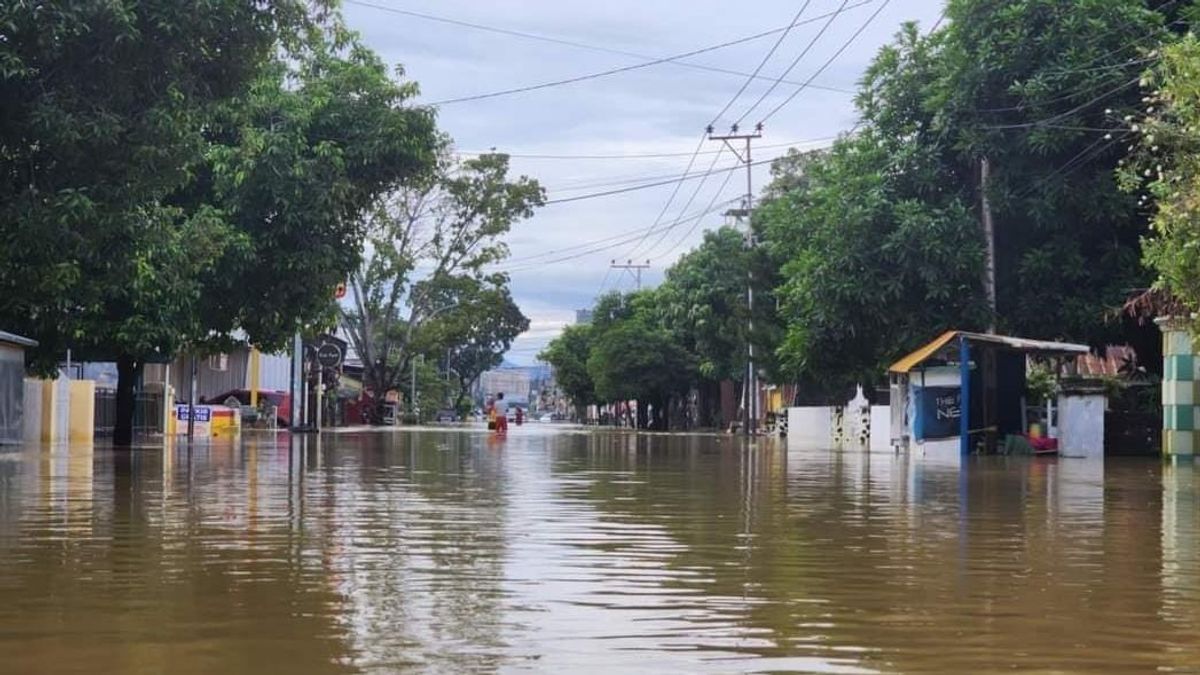 7,000人以上の住民がゴロンタロ洪水によって避難を余儀なくされました