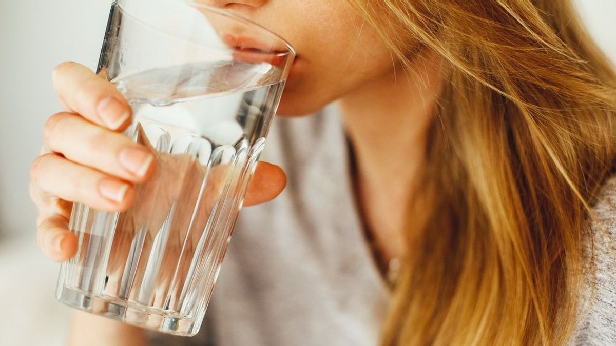 6 Manfaat Minum Air Panas untuk Kesehatan Tubuh, Mulai dari Kesehatan Sendi hingga Melawan Infeksi