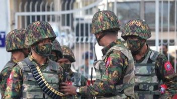 قوات الدفاع المدني تعد الأموال والنقل لجنود نظام ميانمار الذين انشقوا وسلموا الأسلحة