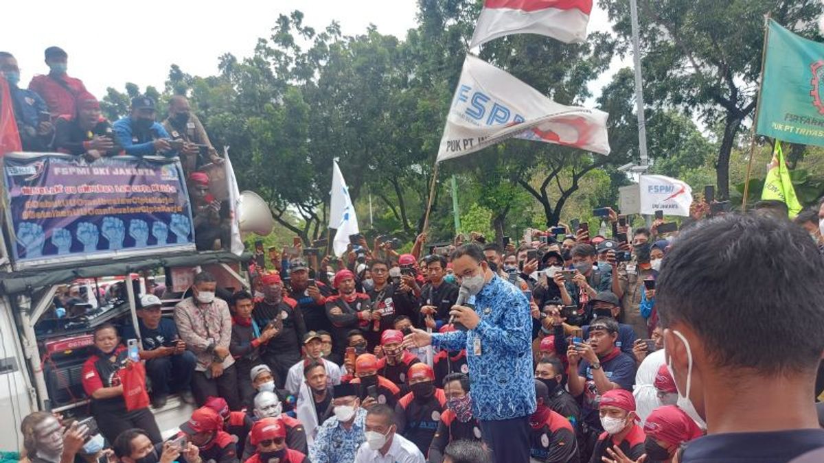 Sempat Duduk di Aspal, Gubernur Anies Temui Buruh yang Demo: Kami Perjuangkan Supaya UMP DKI Lebih Tinggi