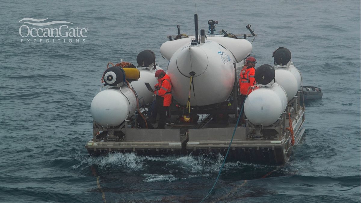 Rescue Team Driven With Time To Search For Lost Underwater Vehicles On The Way To The Collapse Of The Ship