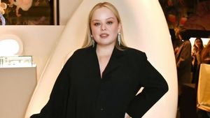 Rahasia Kecantikan Nicola Coughlan yang Bikin Kulit Tetap Flawless