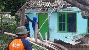 Diterjang Angin Puting Beliung, Rumah Warga di Situbondo Porak-poranda 