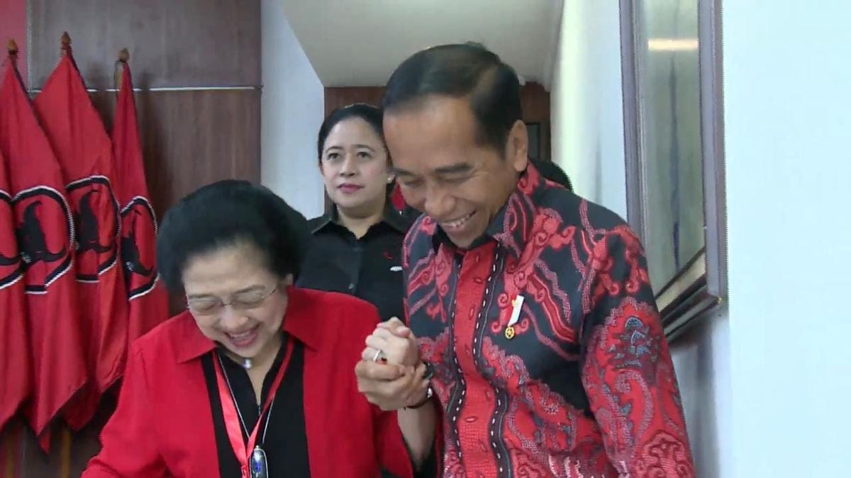 Momen Jokowi Gandeng Tangan Megawati di Rakernas III PDIP, Keduanya Tertawa