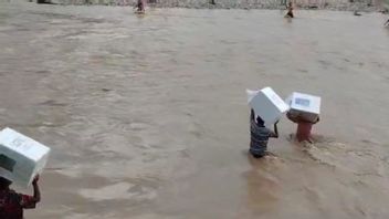 NTT Gotong Royong Pikul Kotak Suara Terobos Banjir的Panwaslu成员