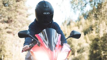 Motor Helmet Causes Unpleasant Aroma? Turns Out This Is The Cause