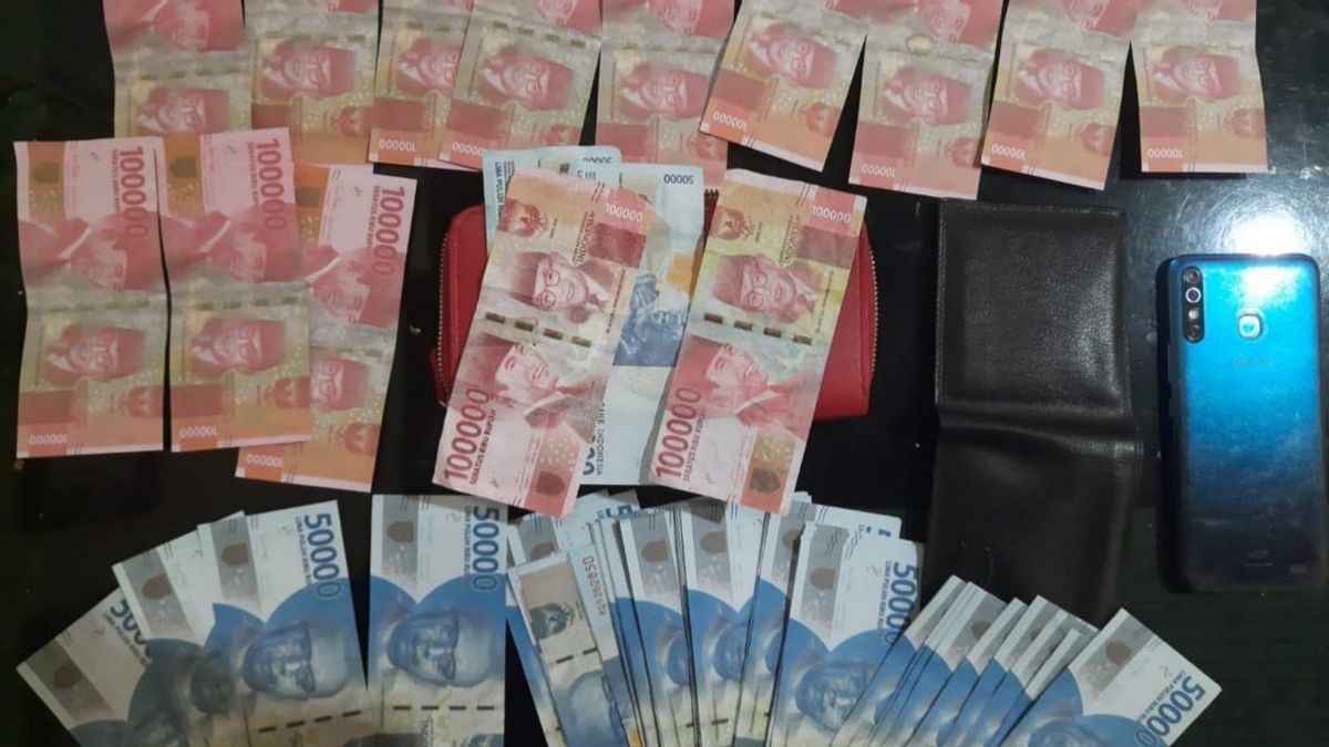 Une Femme De Denpasar Arrêtée Pour Avoir Fait Des Achats En Utilisant De La Fausse Monnaie, à Kosnya Stocké Upal Dispersé