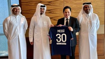 Pegang Kaus Messi PSG, Erick Thohir Jajaki Kerja Sama Investasi BUMN dengan Qatar